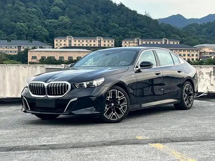 BMW 5 Series 2025 530Li Exclusive M Sports Suit - View 1