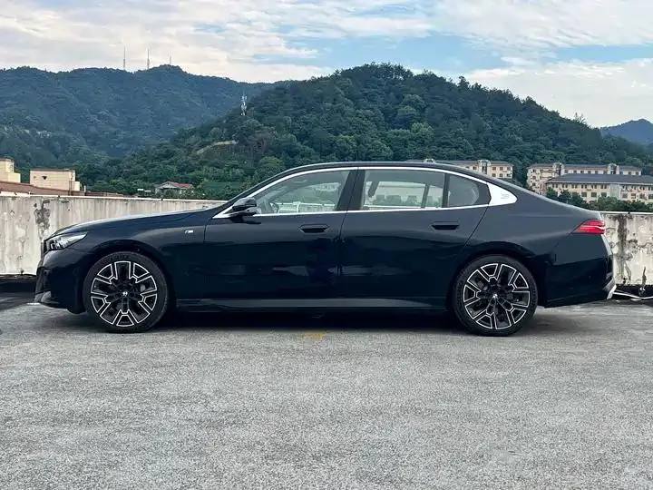 BMW 5 Series 2025 530Li Exclusive M Sports Suit 10