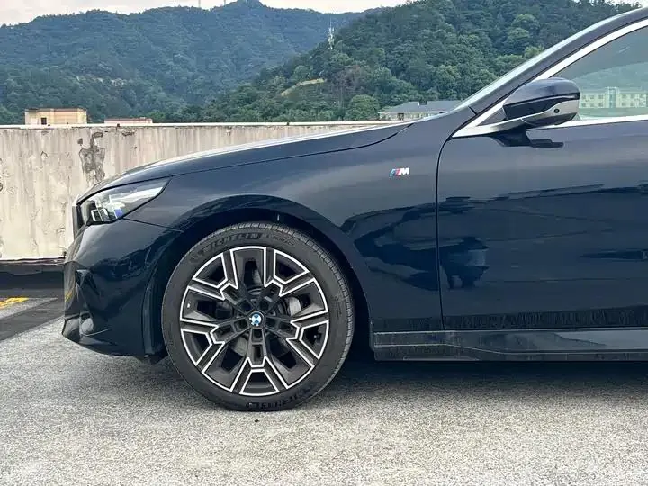 BMW 5 Series 2025 530Li Exclusive M Sports Suit 11