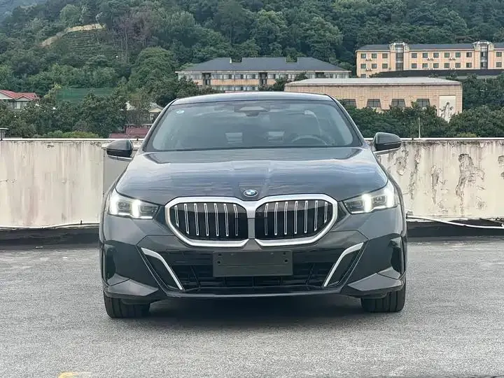 BMW 5 Series 2025 530Li Exclusive M Sports Suit 2