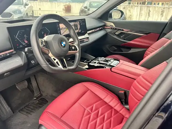 BMW 5 Series 2025 530Li Exclusive M Sports Suit 3