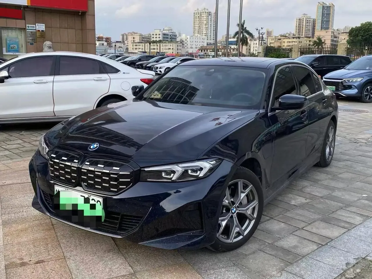 Open image lightbox: BMW 2025 i3 eDrive 35 L automatic gear