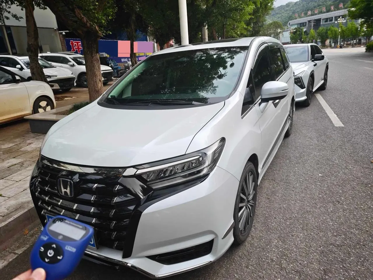 Elysion 2022 2.0L e:HEV Luxury Edition - View 1