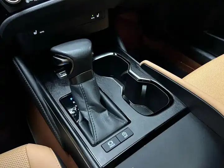 Lexus ES 2023 model 200 Premium Edition 15