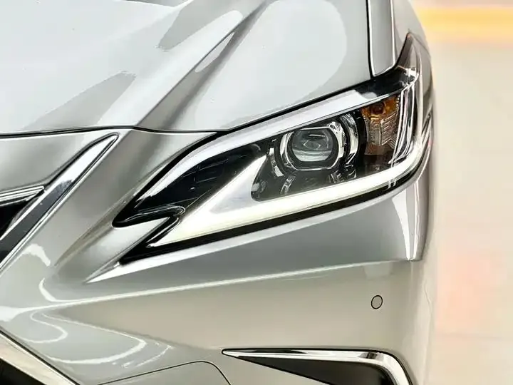 Lexus ES 2023 model 200 Premium Edition 17