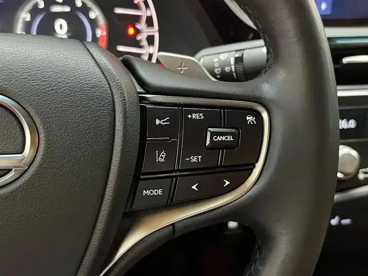 Lexus ES 2023 model 200 Premium Edition 22