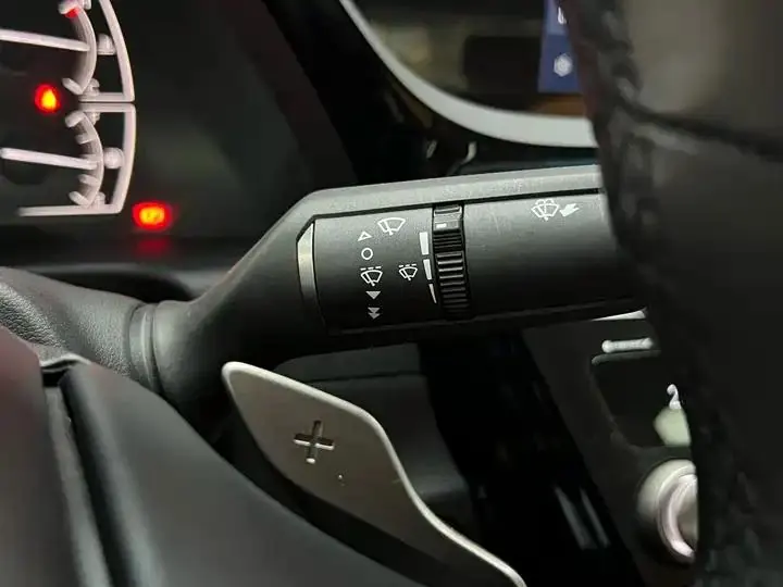 Lexus ES 2023 model 200 Premium Edition 24