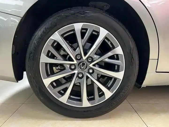 Lexus ES 2023 model 200 Premium Edition 27
