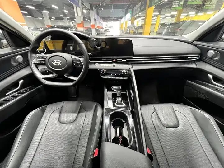 Elantra 2023 1.5L CVT LUX Prestige Edition 11