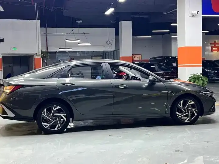 Elantra 2023 1.5L CVT LUX Prestige Edition 8
