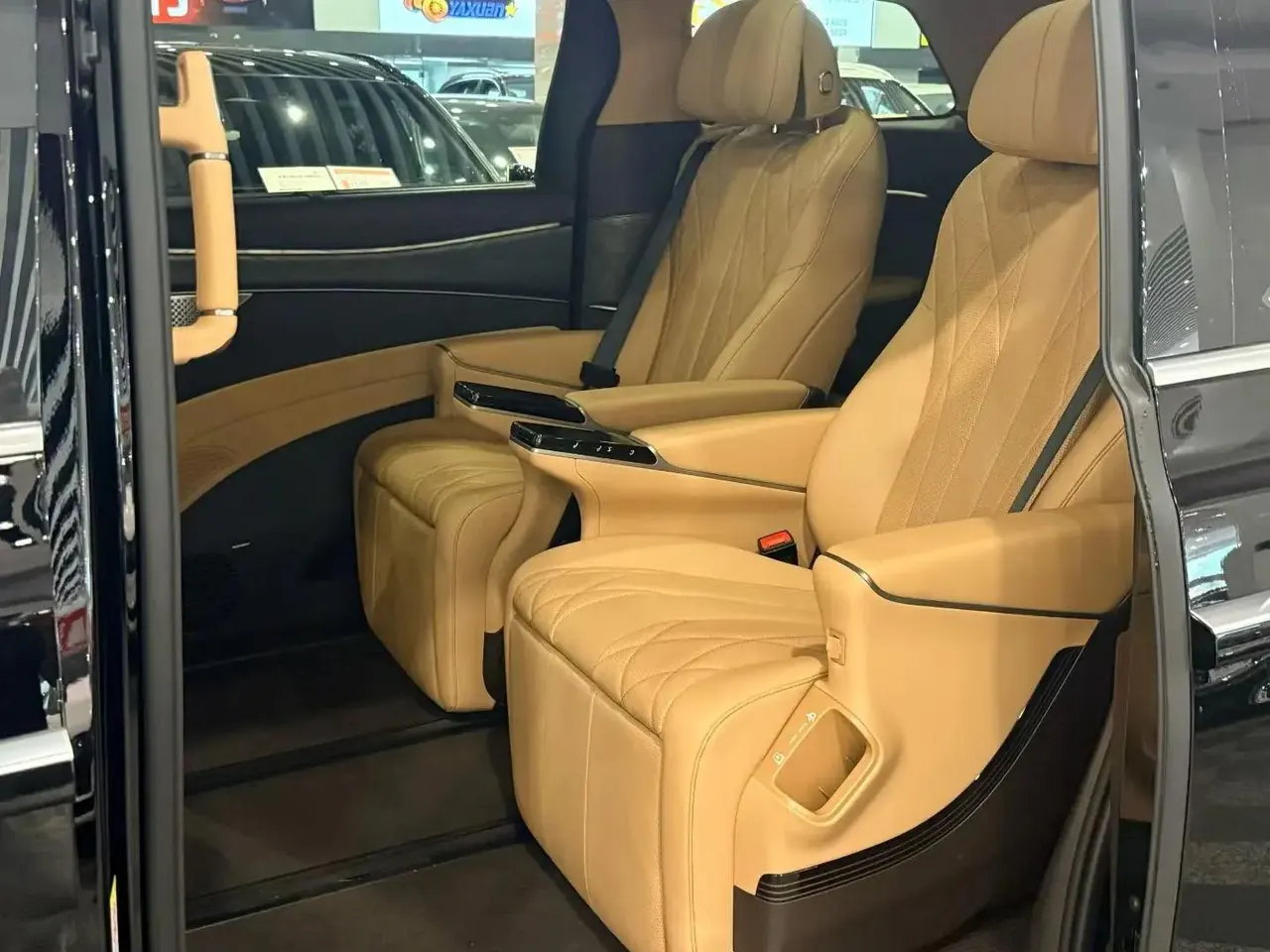 Denza 2025 Denza D9 DM-i 1.5T Stepless Smart Driving Edition 1020 Four-wheel Drive Honorable Automatic Gear 6