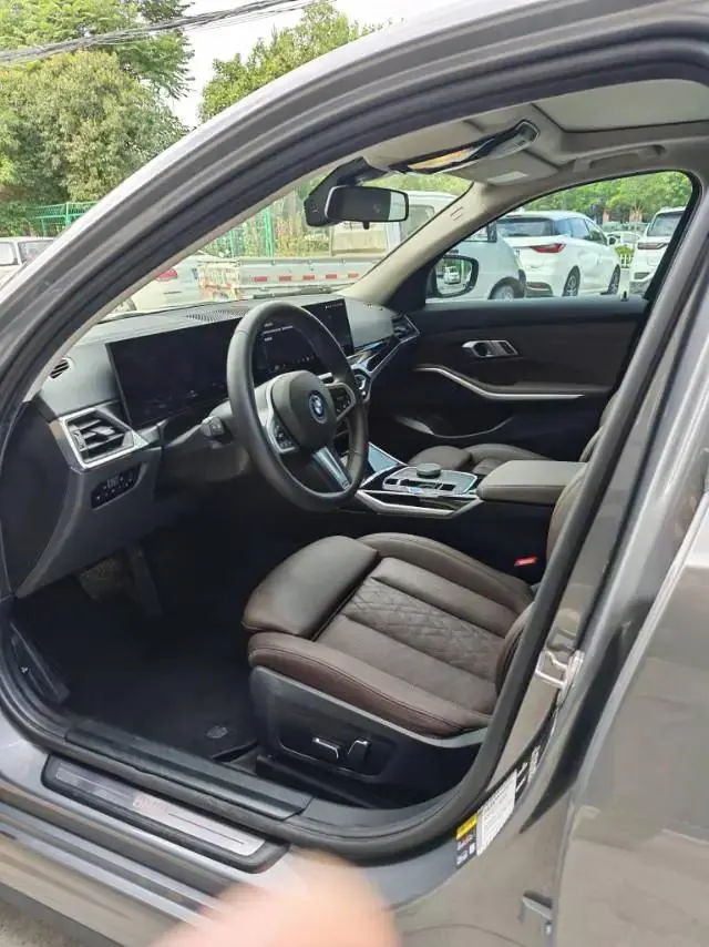 BMW 2025 i3 eDrive 35 L automatic gear 9