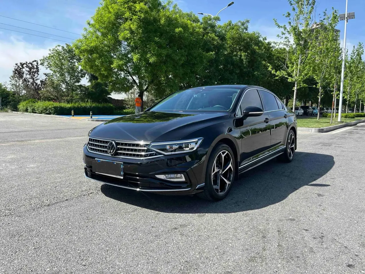 Volkswagen 2025 Magotan 2.0TSI 330TSI Zhongxiang Model Luxury Version (Restyled) Automatic - View 1
