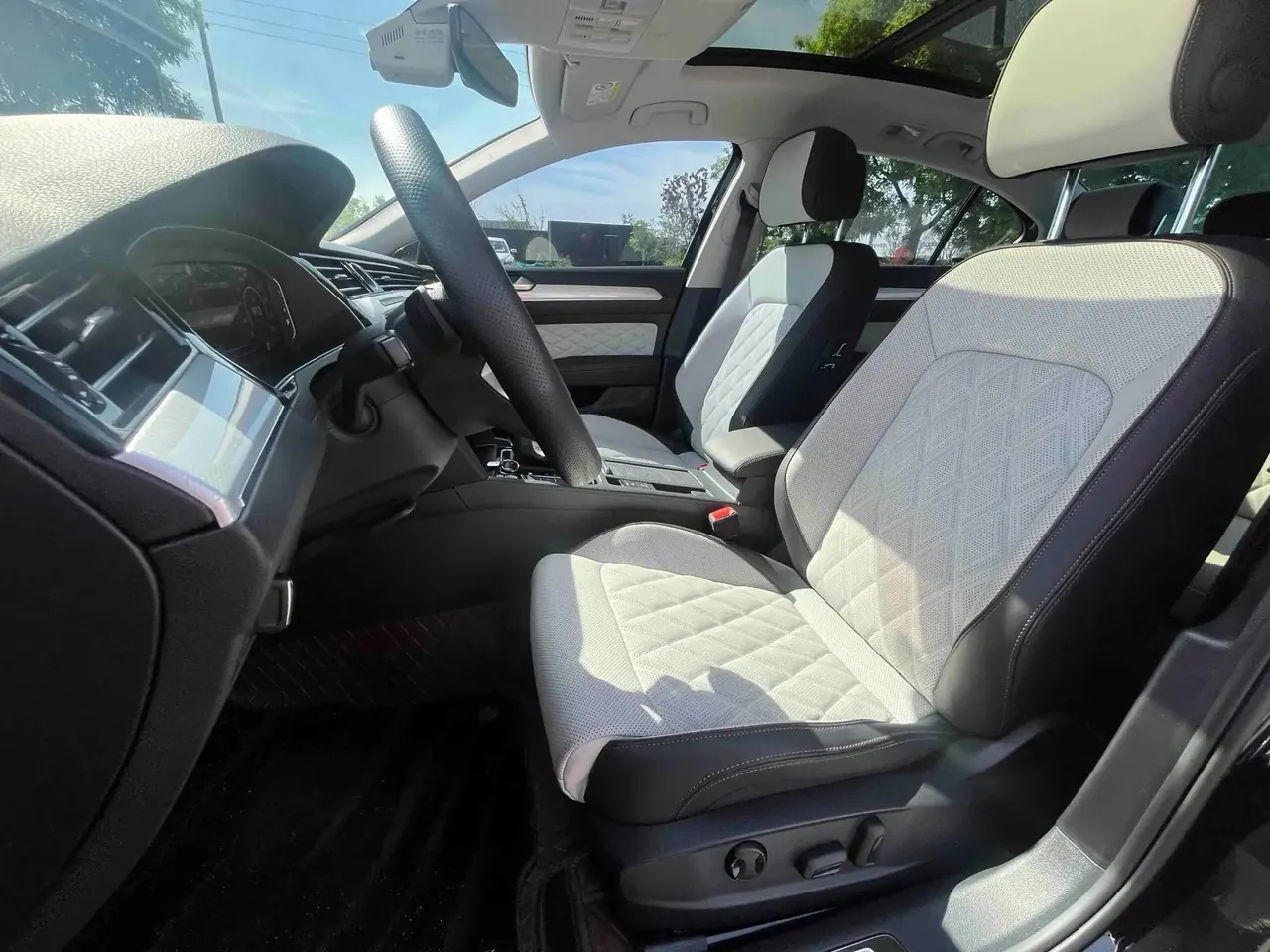 Volkswagen 2025 Magotan 2.0TSI 330TSI Zhongxiang Model Luxury Version (Restyled) Automatic 10