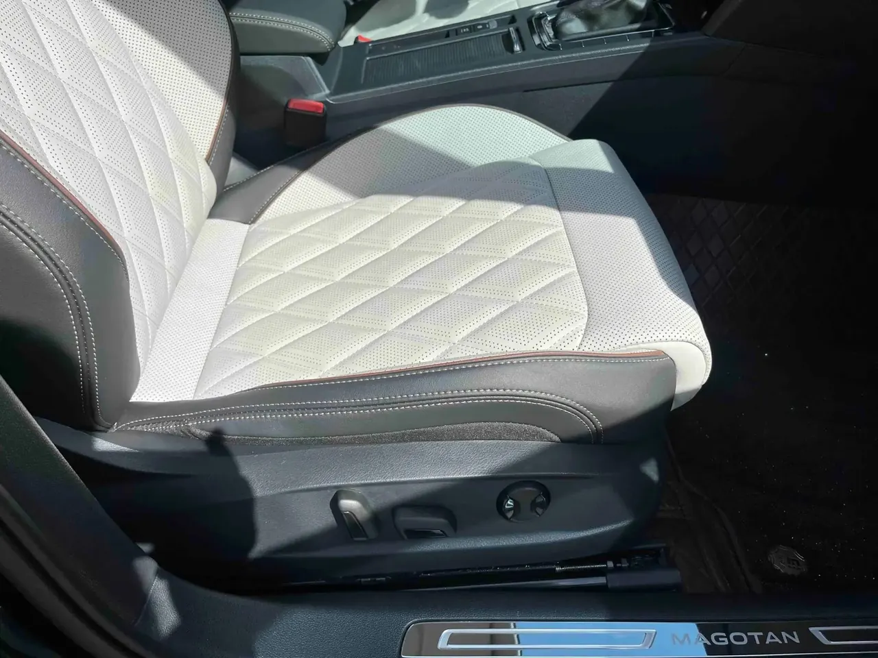 Volkswagen 2025 Magotan 2.0TSI 330TSI Zhongxiang Model Luxury Version (Restyled) Automatic 11