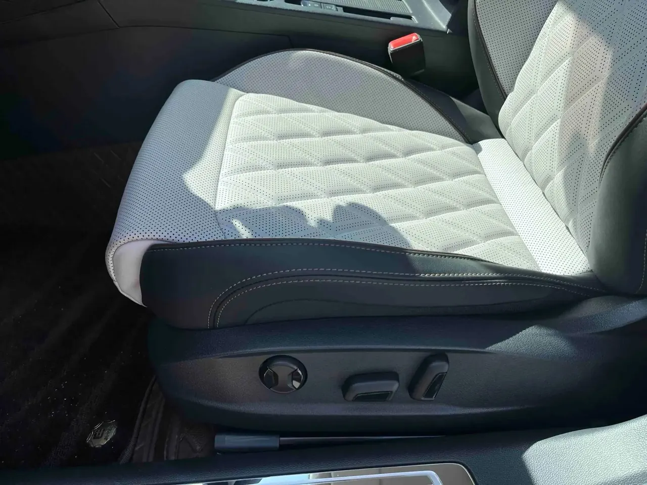Volkswagen 2025 Magotan 2.0TSI 330TSI Zhongxiang Model Luxury Version (Restyled) Automatic 8