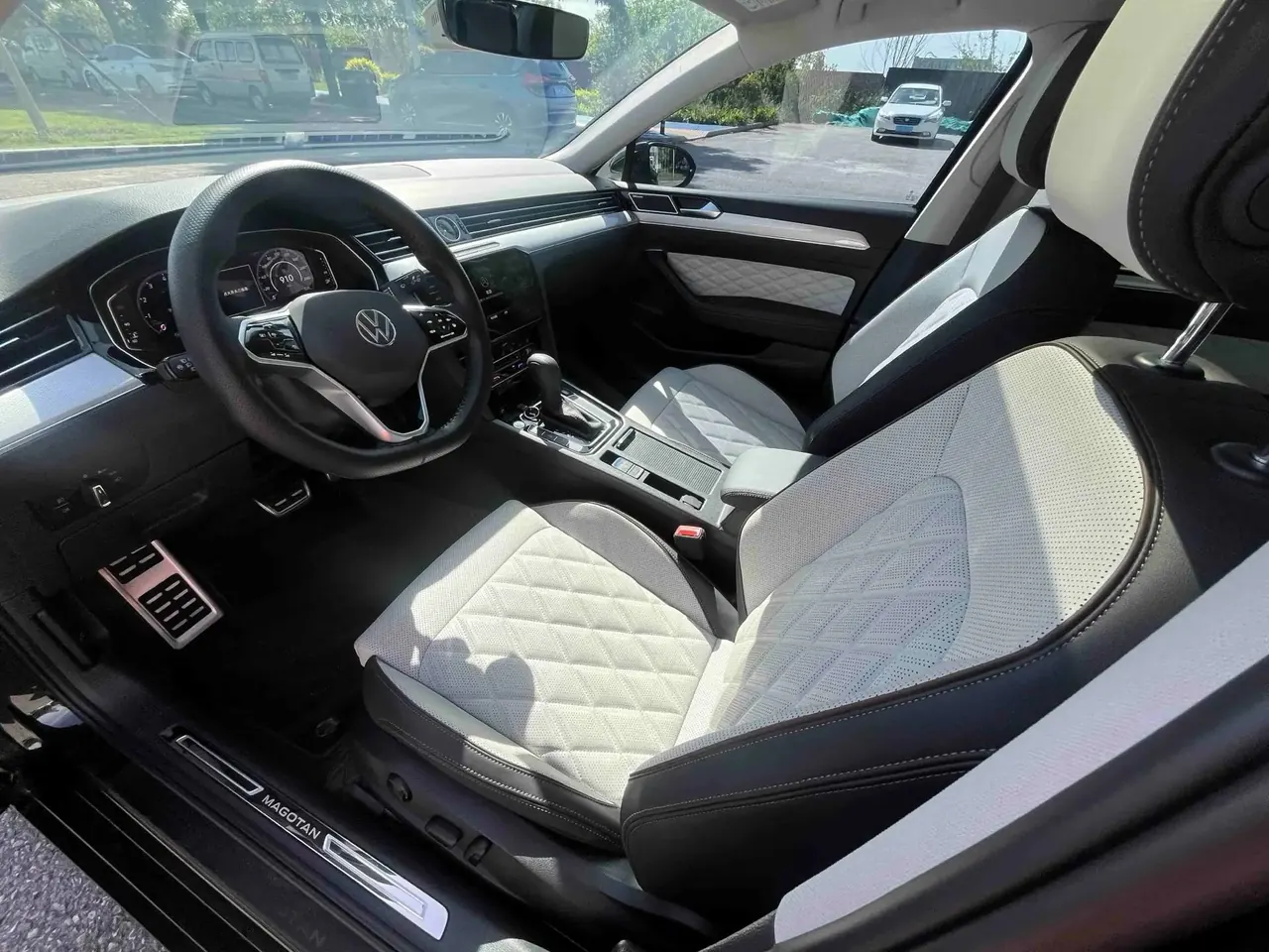 Volkswagen 2025 Magotan 2.0TSI 330TSI Zhongxiang Model Luxury Version (Restyled) Automatic 9
