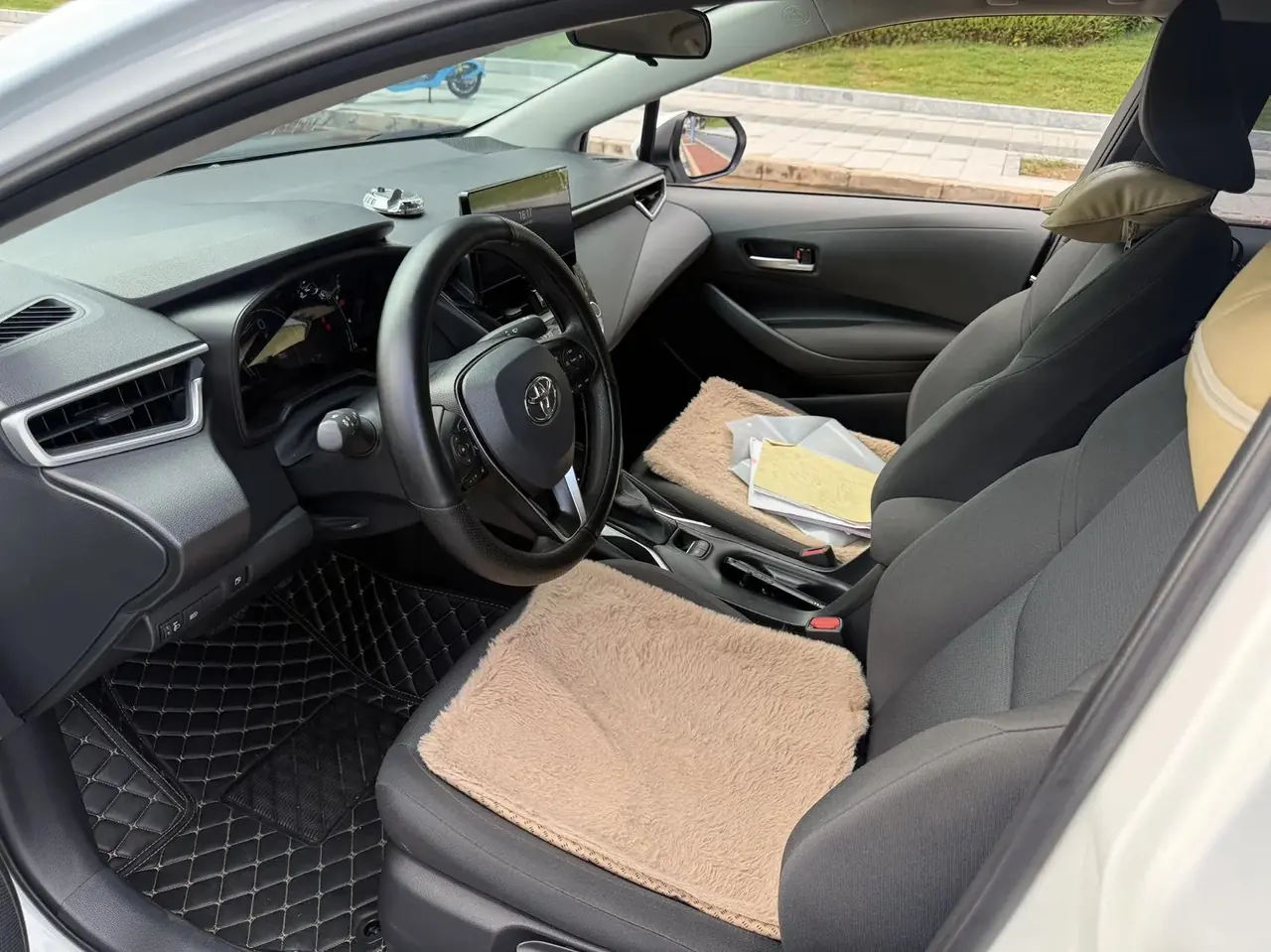 Toyota 2024 Lei Ling Shuangqing 1.8 Stepless Intelligent Electric Hybrid Leading Edition Automatic Gear 4