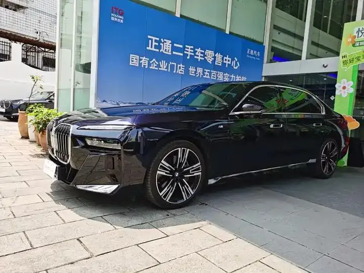 Открыть галерею: BMW 7 Series 2023 740Li Luxury M Sport Package