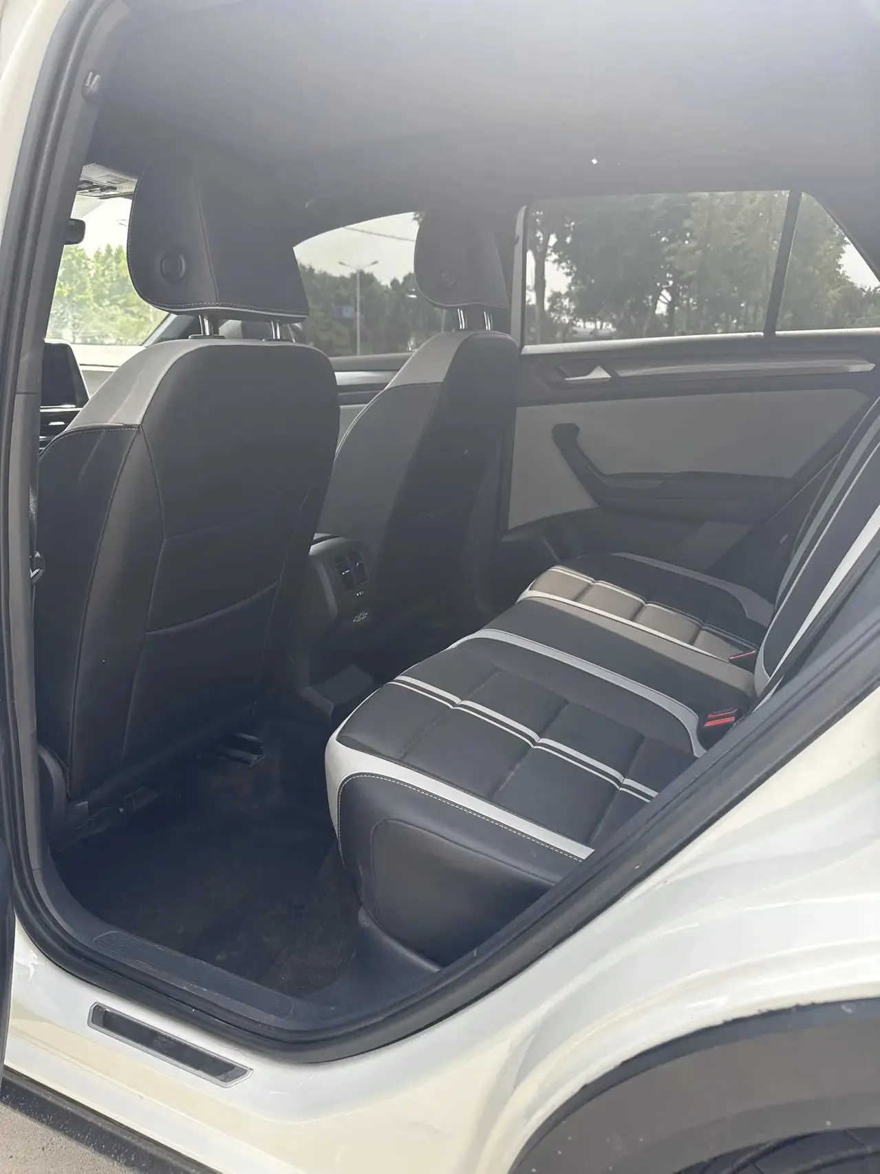Volkswagen 2024 Tange 1.5TSI 300TSI Two-Drive Chen Guang Edition Automatic Gear 4