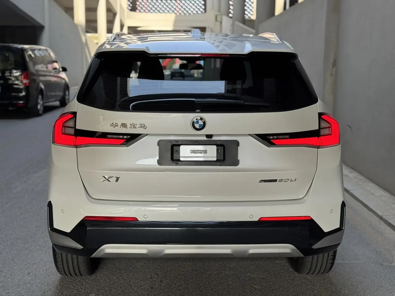 BMW 2023 X1 sDrive20Li 1.5T, Design Package, Automatic Transmission 4
