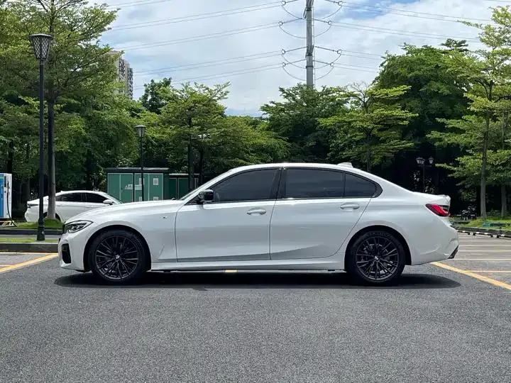 BMW 3 Series 2022 model 325Li M Sport Shadowline Package 7