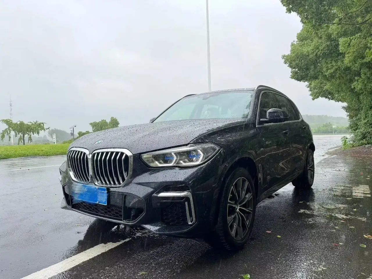 Open image lightbox: BMW X5 2022 xDrive 30Li exclusive m sports suit