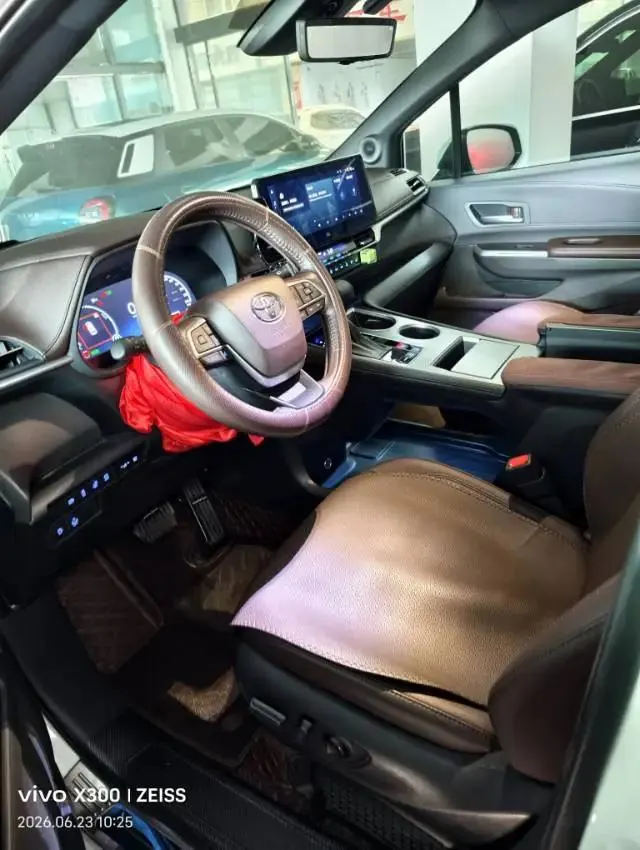 Sana SIENNA 2021 2.5L Hybrid Platinum Edition 3