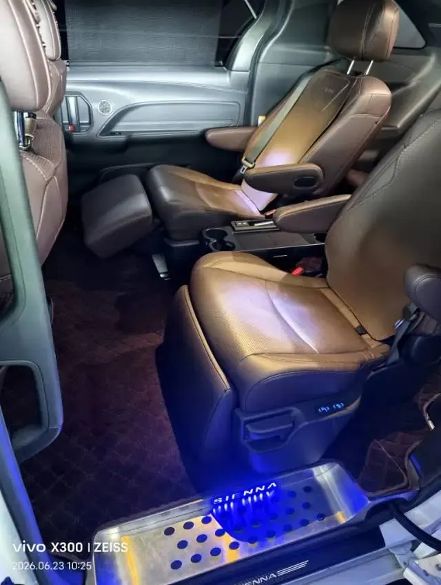 Sana SIENNA 2021 2.5L Hybrid Platinum Edition 4