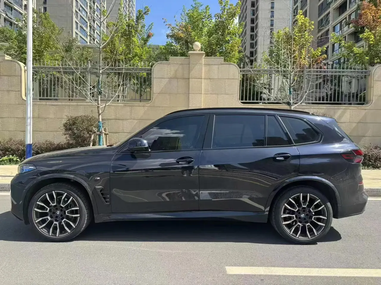 BMW 2023 X5 xDrive40Li 48V 3.0T M sports obsidian night suit automatic gear 5