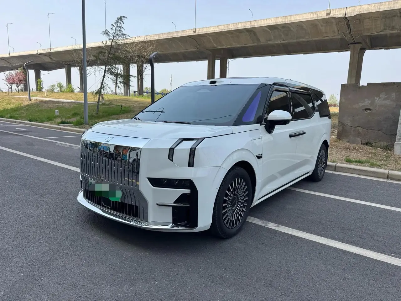 Открыть галерею: Zeekr 009 2024 seven-seat aisle version four-wheel drive 108kWh