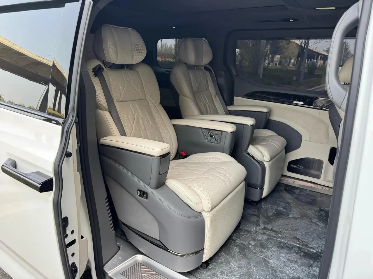 Zeekr 009 2024 seven-seat aisle version four-wheel drive 108kWh 11
