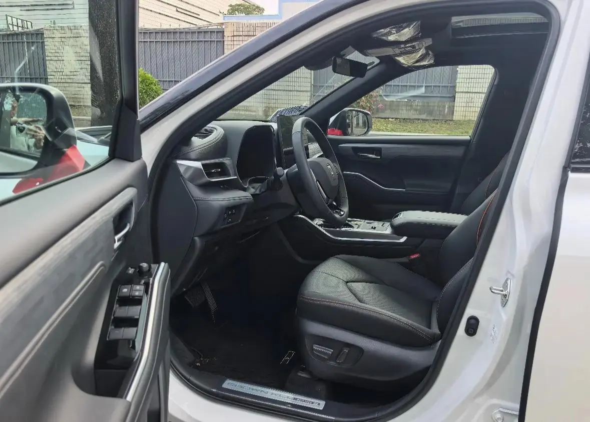 Toyota 2026 Crown Land Release HEV 2.5 Stepless Four-wheel Drive Premium Edition Automatic Gear 4