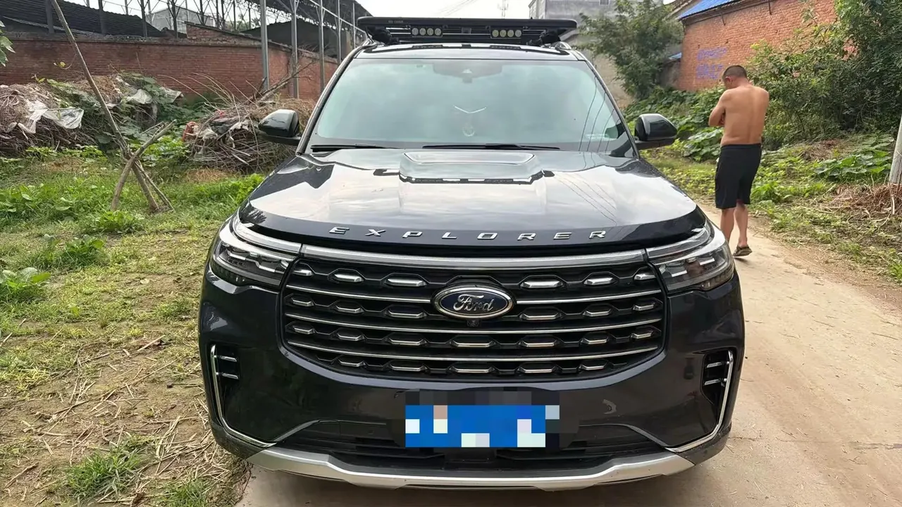 Explorer 2023 EcoBoost 285 Four-Wheel-Drive Titanium Edition, 6-Seater 3