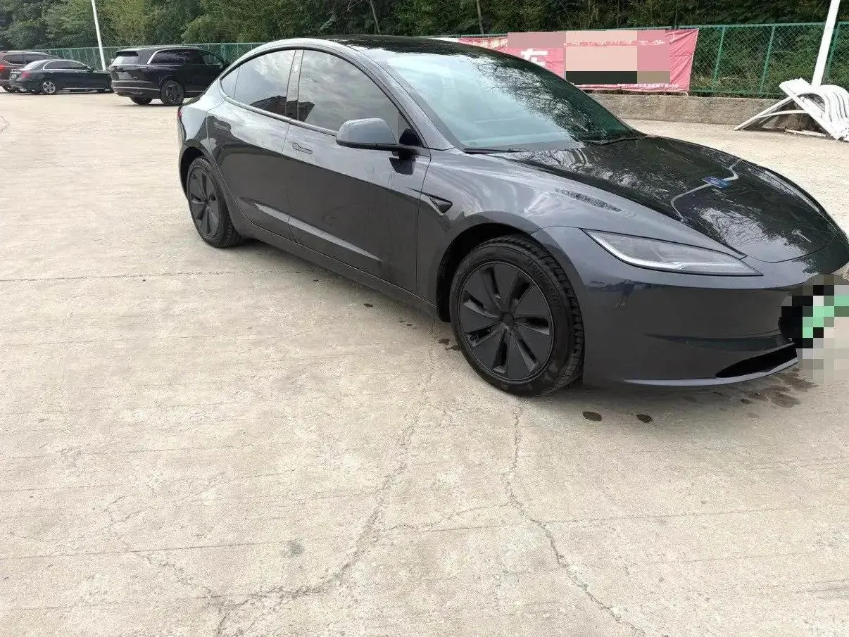 Tesla 2025 Model 3 Rear-Wheel Drive (Refreshed) Automatic 3