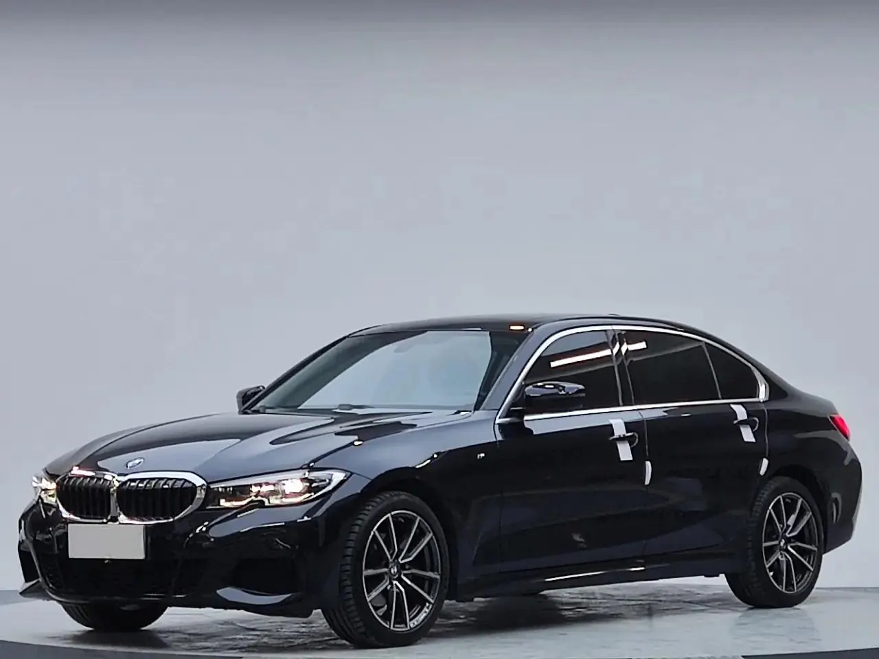 BMW 3 Series 2022 320Li M Sports Suit - View 1