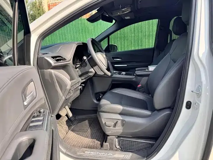 Sana SIENNA 2024 2.5L Hybrid Four-wheel Drive Premium Edition 3
