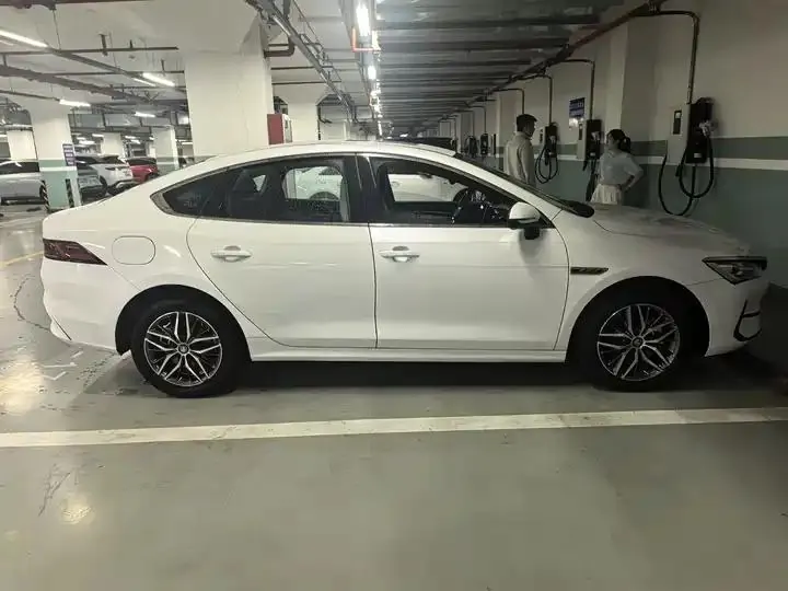 Qin PLUS 2021 EV 400KM Luxury Model 2
