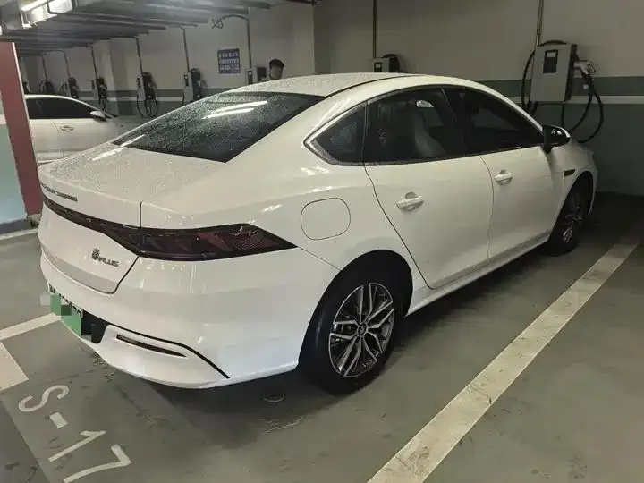Qin PLUS 2021 EV 400KM Luxury Model 3