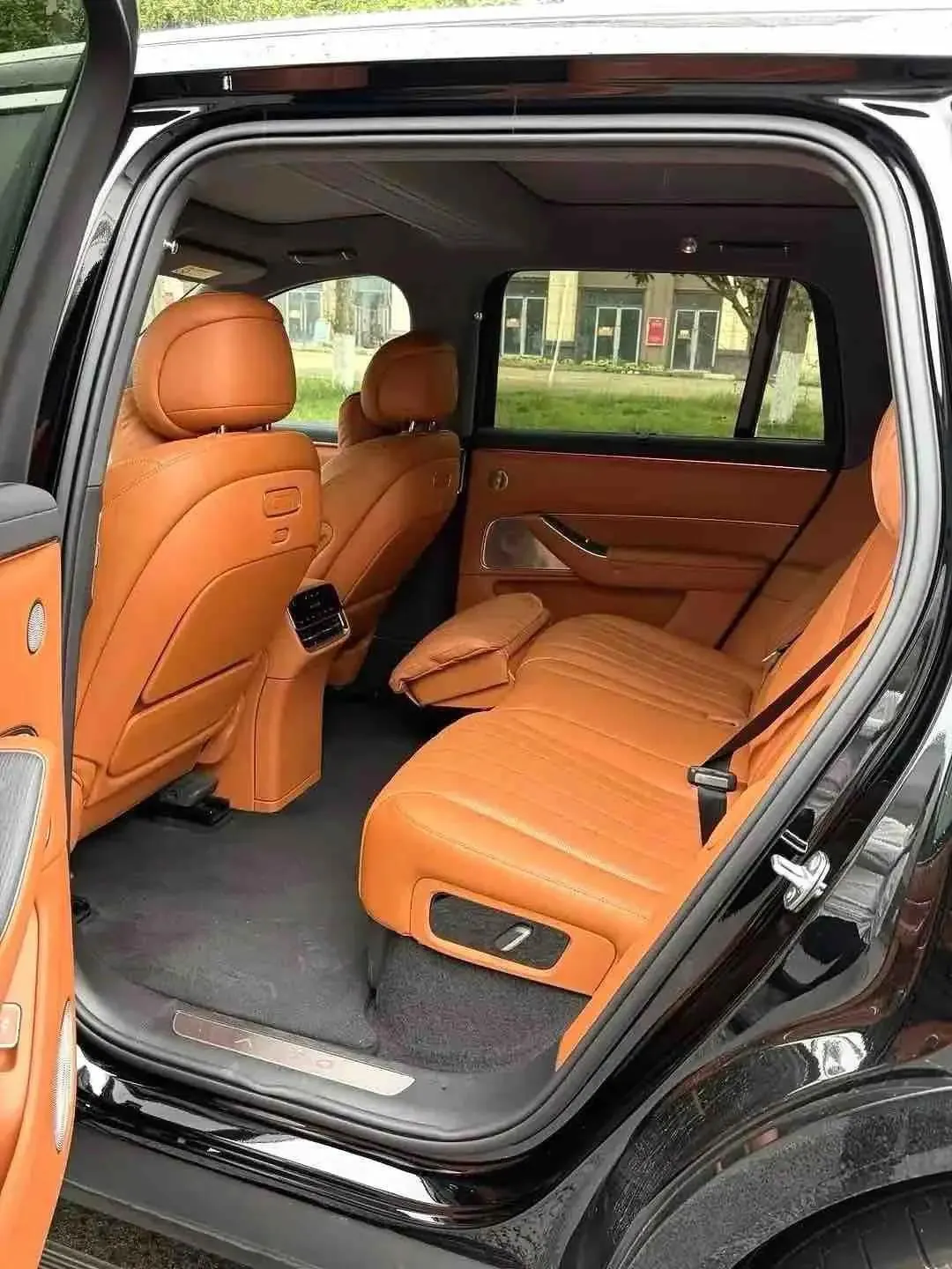 AITO M8 2025 extended range Max version 53.4kWh 5-seat version 6