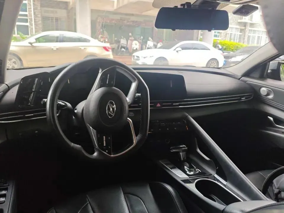 Elantra 2021 1.5L CVT Luxury Edition 3
