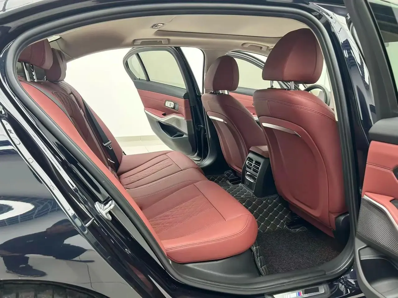 BMW 3 Series 2023 model 320Li M Sport Package 6