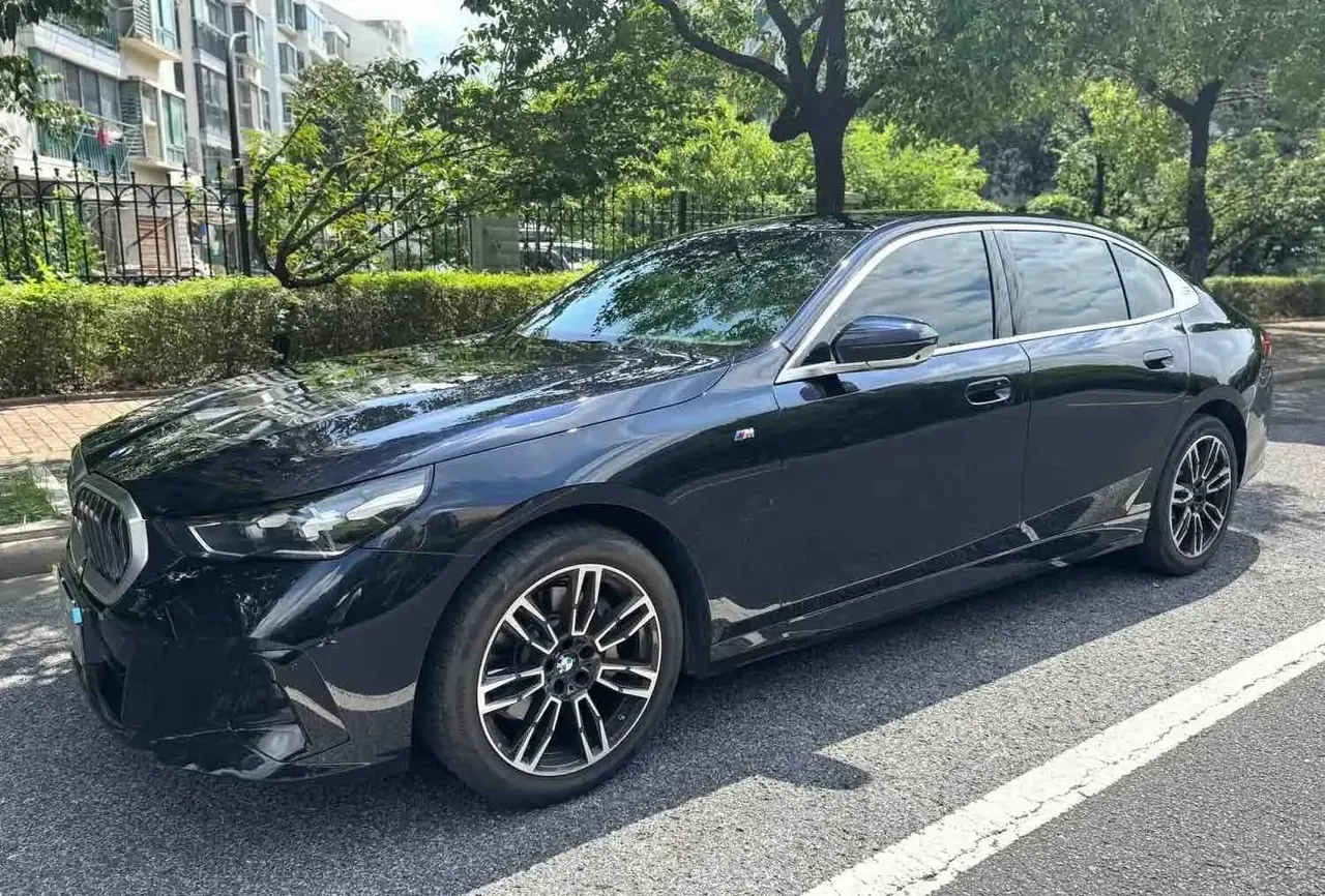 Открыть галерею: BMW 5 Series 2025 530Li 48V 2.0T Leading Model M Sport Package Automatic