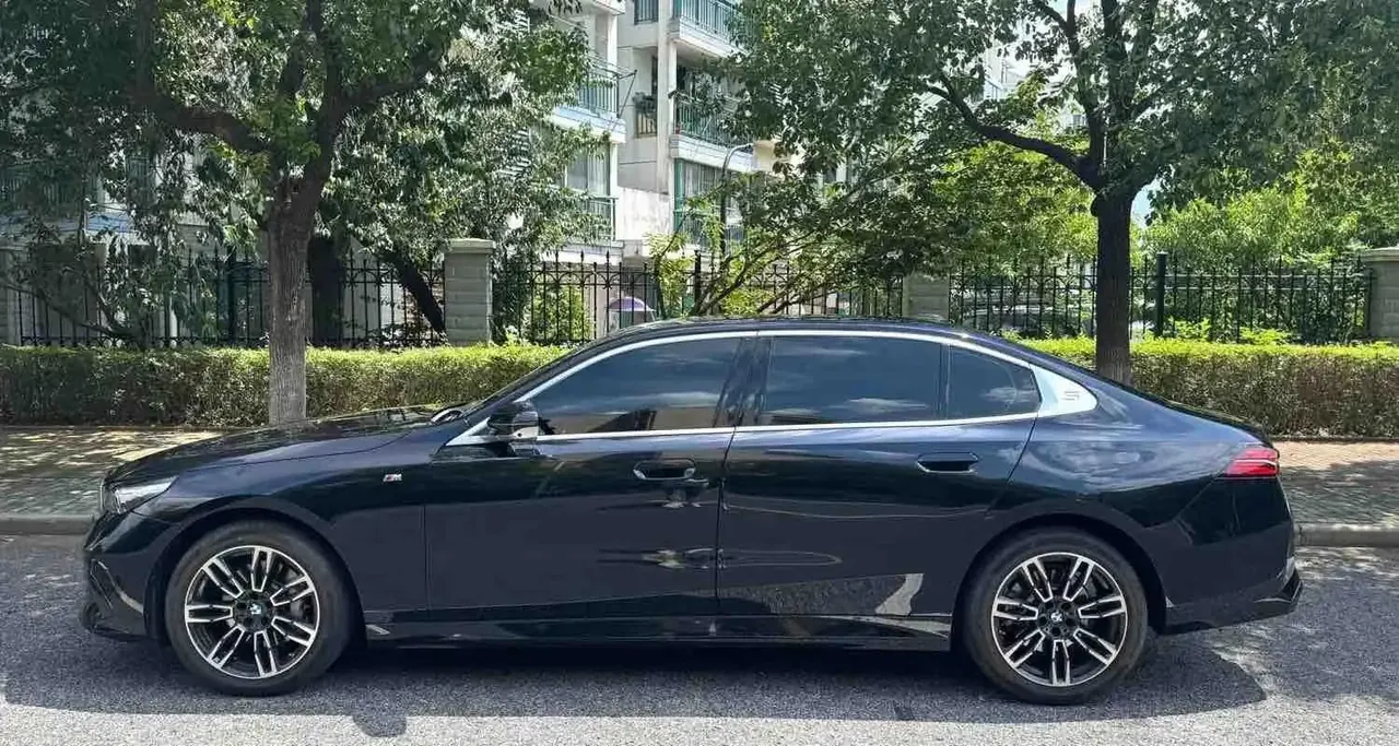 BMW 5 Series 2025 530Li 48V 2.0T Leading Model M Sport Package Automatic 3