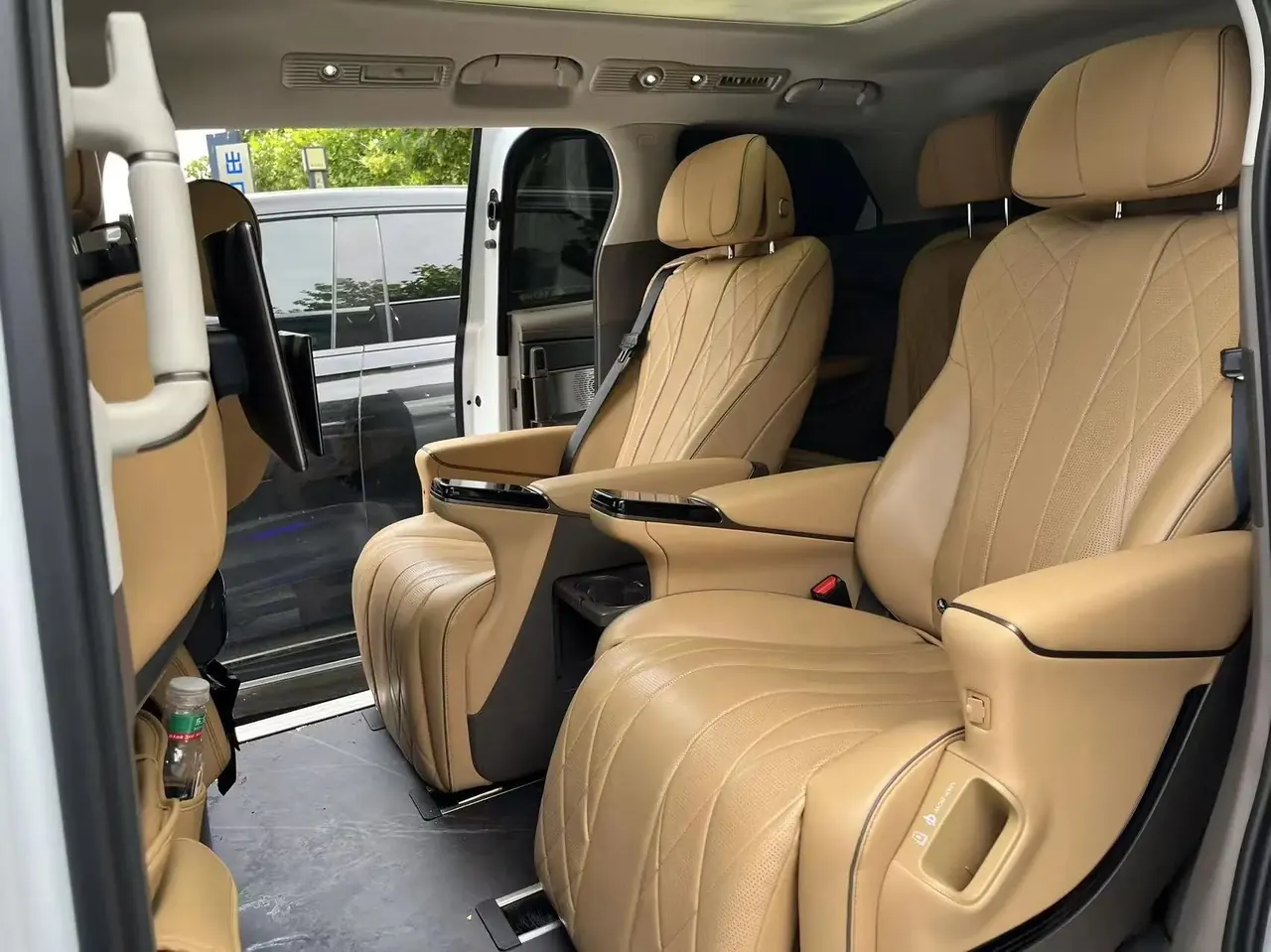 Denza D9 2022 DM-i 970 Four-Wheel-Drive Prestige Model 3