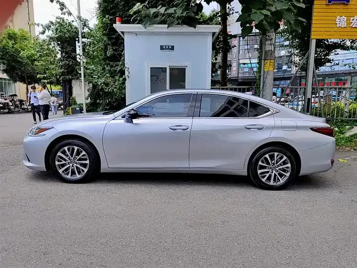 Lexus ES 2023 model 200 Premium Edition 3