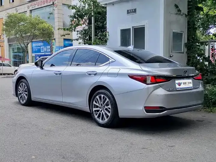 Lexus ES 2023 model 200 Premium Edition 4