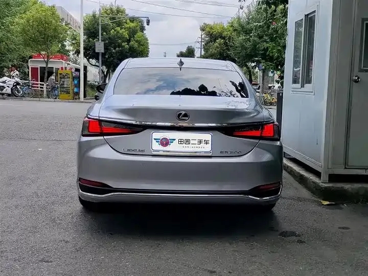 Lexus ES 2023 model 200 Premium Edition 5