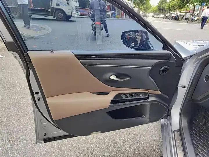 Lexus ES 2023 model 200 Premium Edition 6