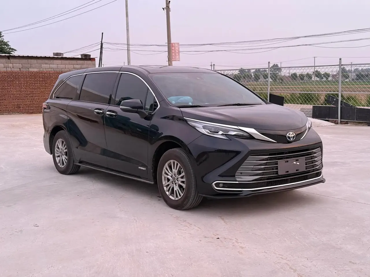 Toyota 2023 Sana 2.5 Stepless Deluxe Edition Automatic Gear 3